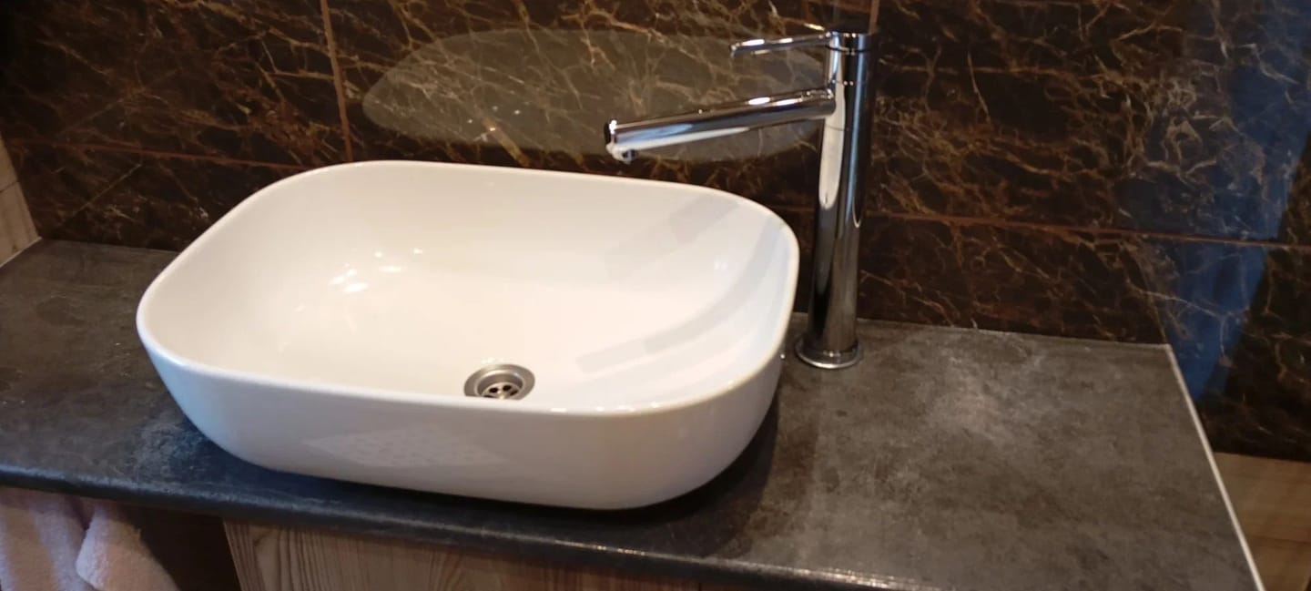 Customer photo review of Torneira Monocomando Dourada Para Banheiro