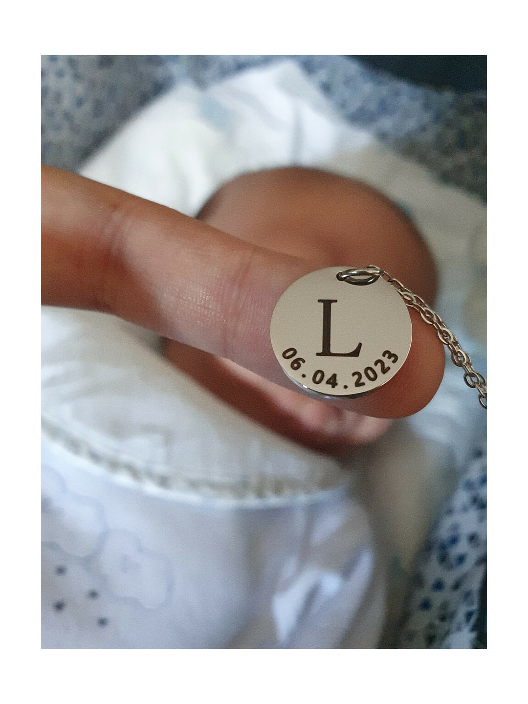 Customer photo review of Colar Inicial Com Data