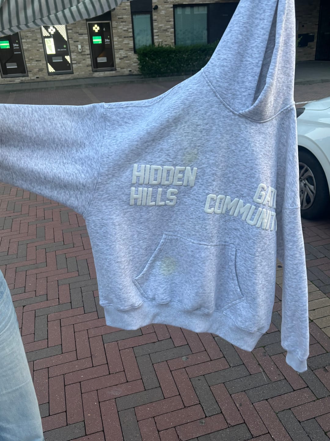 Customer photo review of GATED COMMUNITY HOODIE LIGHT GREY