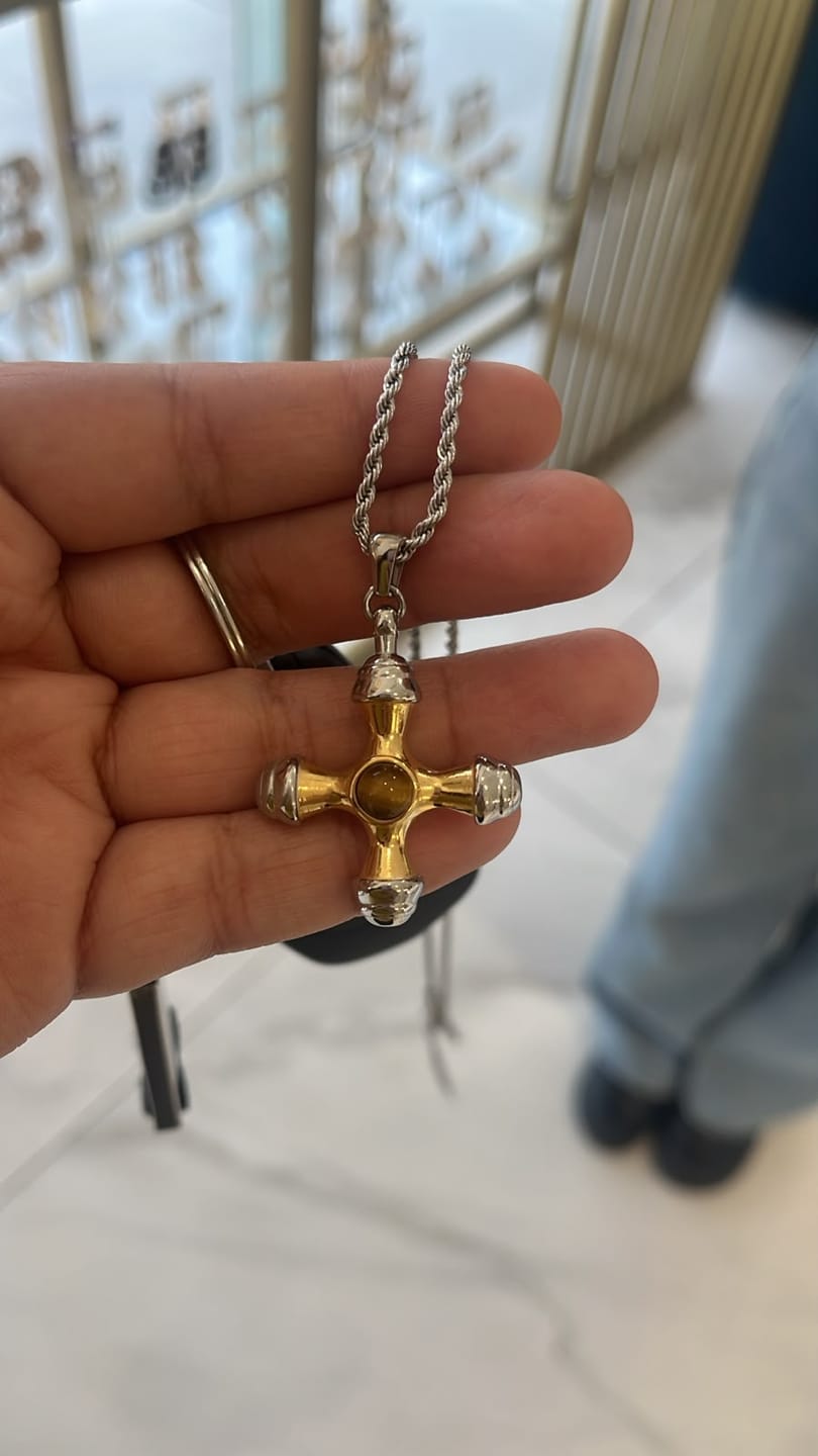 Customer photo review of Collar Con Cruz Combinada Centro Ojo de Tigre