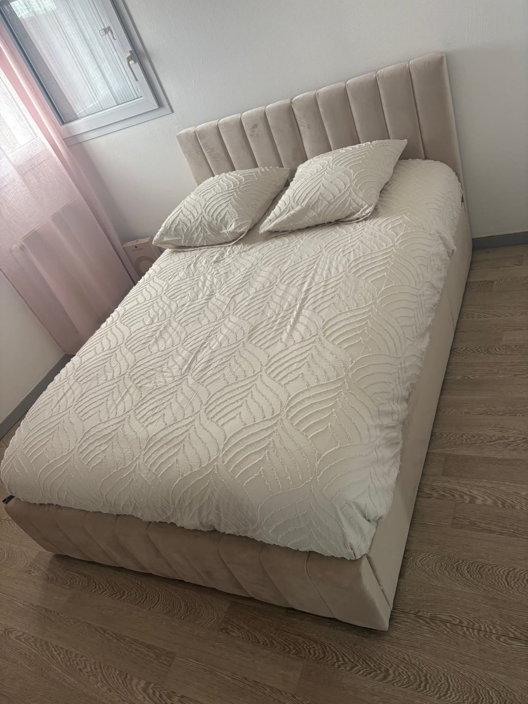 Customer photo review of Lit coffre CAROLINE – Lit design rembourré avec rangement intégré, disponible en bouclé blanc, velours côtelé ou velours lisse