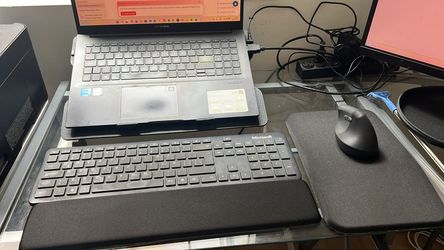 Customer photo review of Reposamuñecas de Memory Foam para Teclado — Soporte Ergonómico de Escritorio