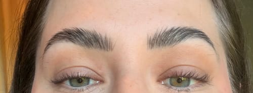 Reviewer's Augenbrauen nach Anwendung des Brow Goals Bundle für einen natürlichen Microblading-Effekt.