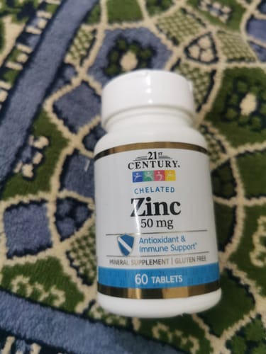 صورة مراجع لزجاجة مكمل 21st Century Zinc بوزن 50 مجم فوق سطح مزخرف