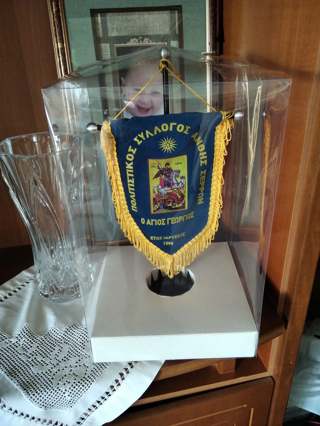 Customer photo review of Κουτί διάφανο με βάση για πολύ μεγάλο σοκολατένιο αυγό λευκό δέρμα 25x25x40 εκ