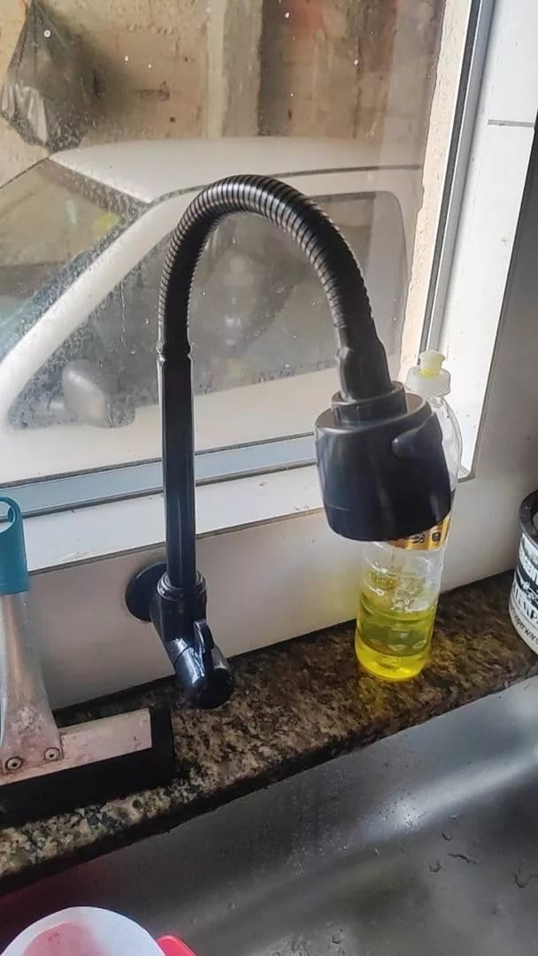 Customer photo review of Torneira Para Cozinha De Parede Monocomando