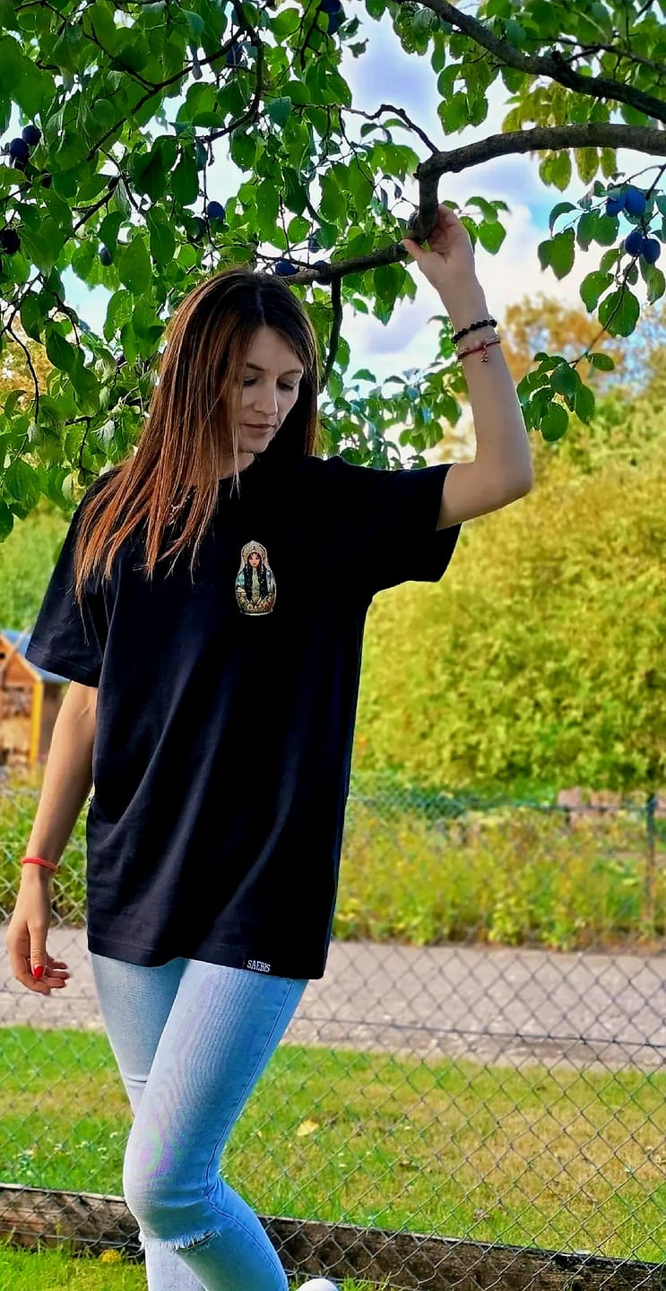 Customer photo review of QASAQ GIRL BRUNETT - Damen Oversized T-Shirt schwarz by SAEBIS®