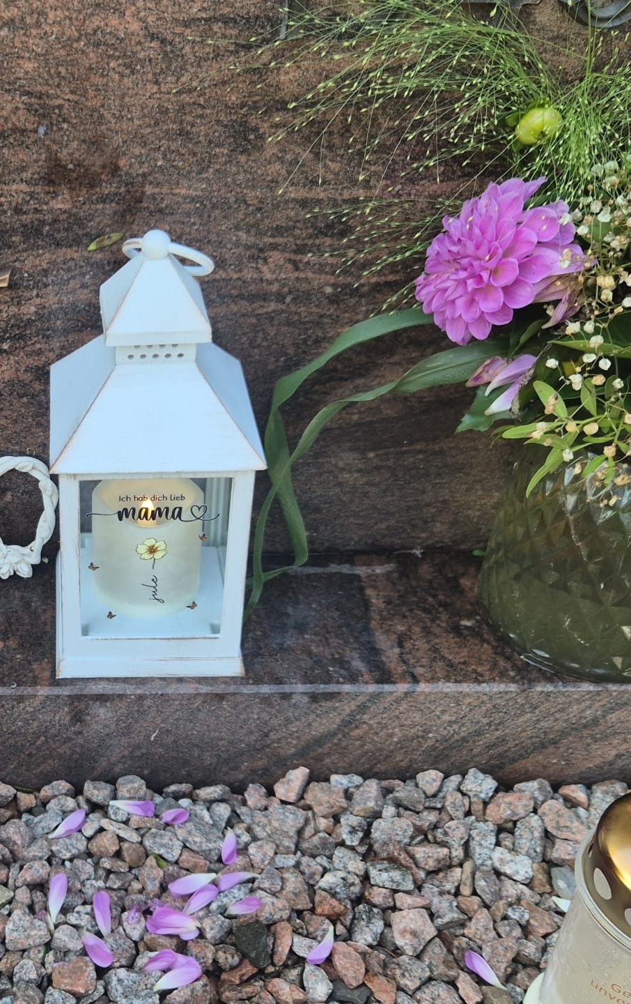 Customer photo review of Mamas Garten - Personalisierte LED Laterne mit Kindernamen und Blumen für Eltern und Großeltern