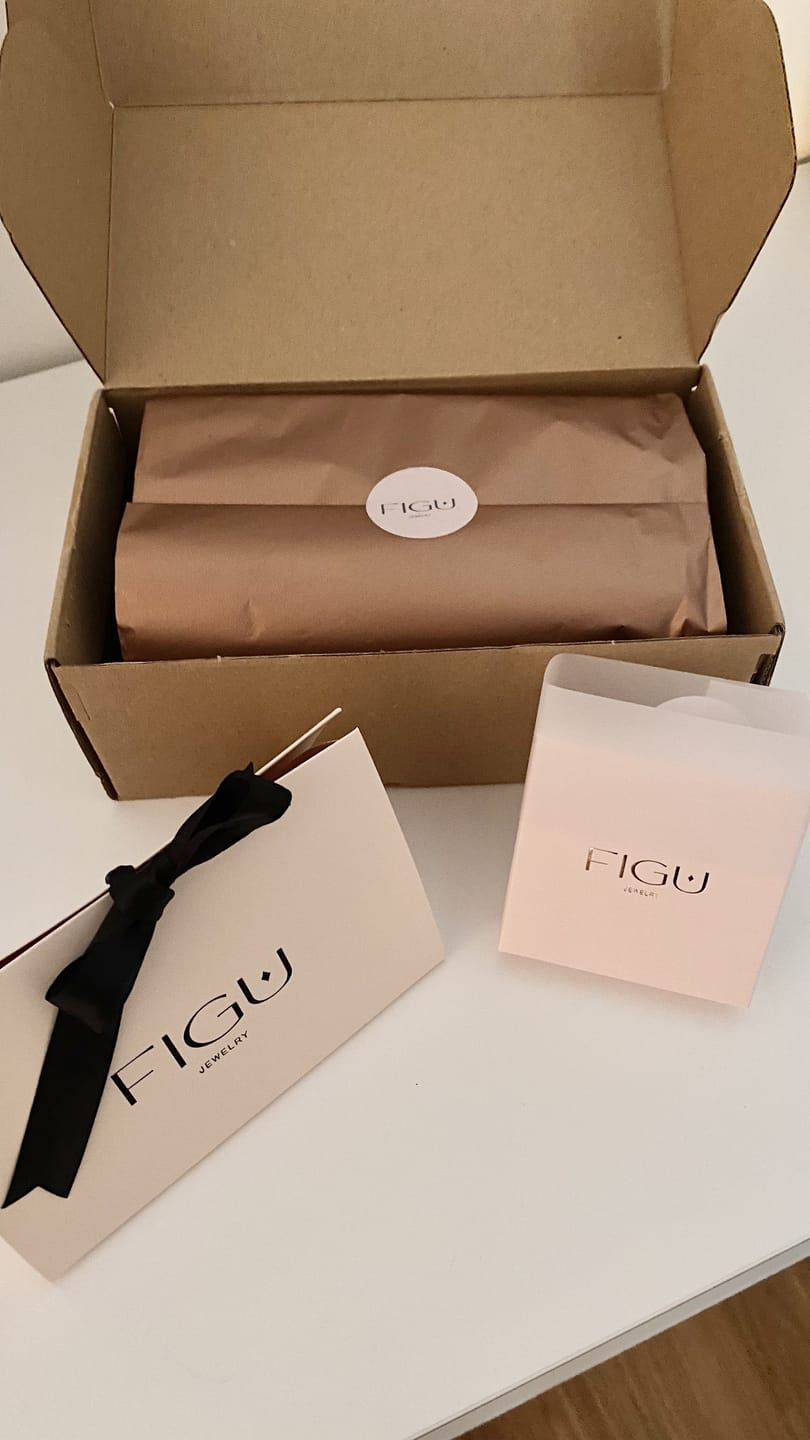 Customer photo review of Colar Inicial Com Data