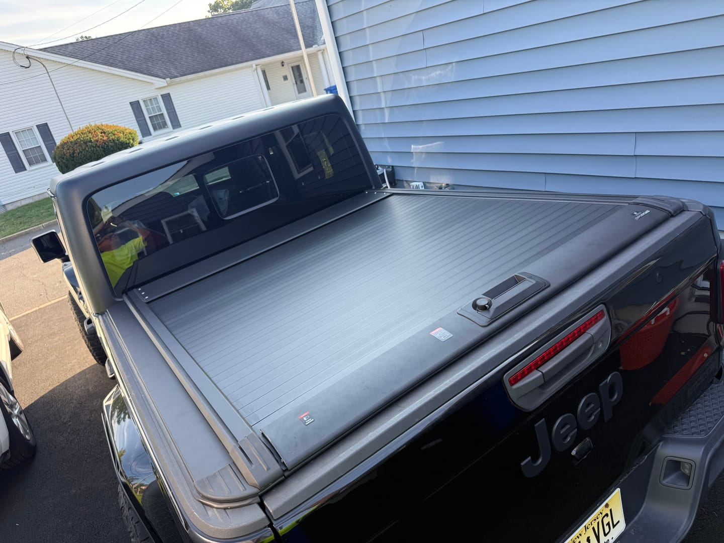 Customer photo review of OPENROAD Aluminum Retractable Tonneau Cover for Jeep Gladiator (2019-2026) 5ft With handle
