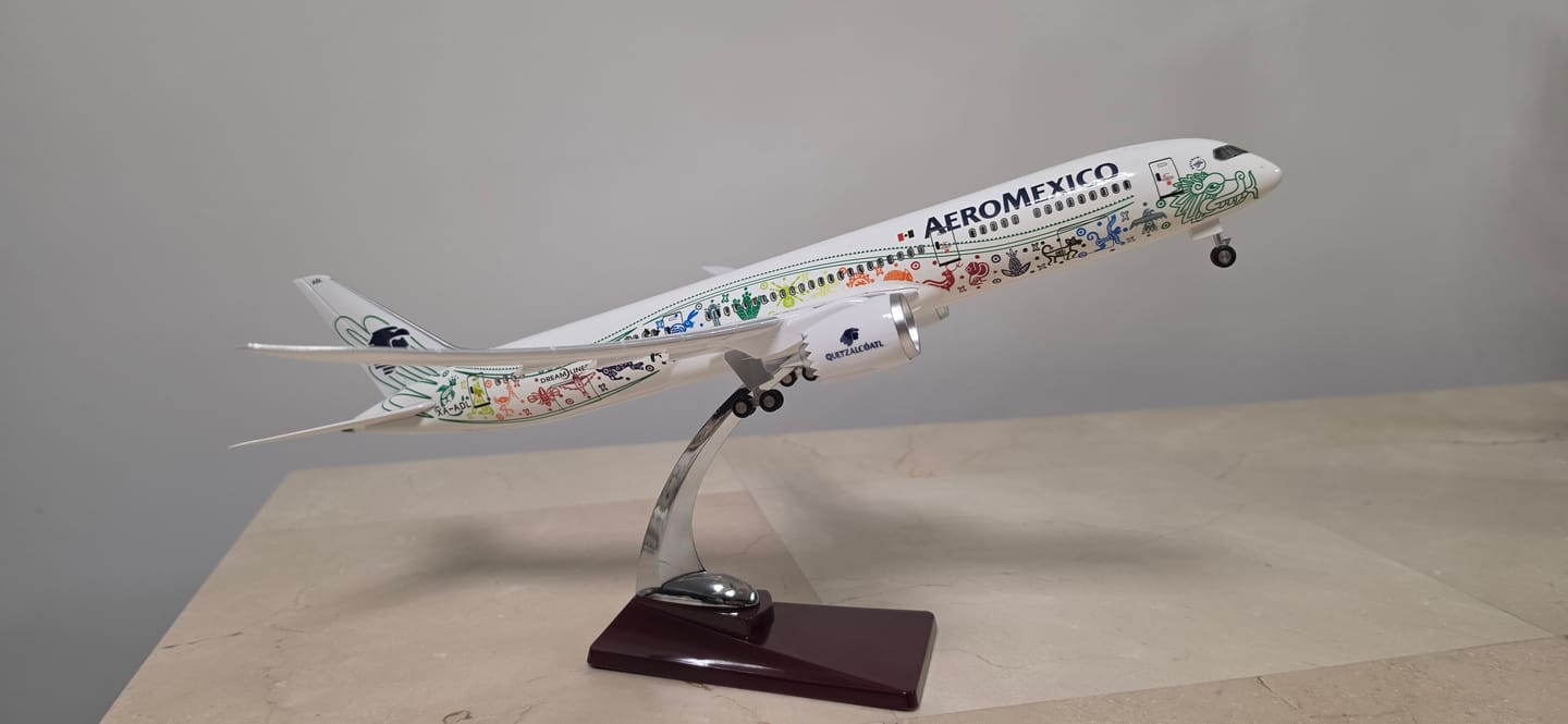 Customer photo review of Boeing 787-9 Aeroméxico "Quetzalcóatl" – Scale 1:130 (43 cm / 16.9 in)