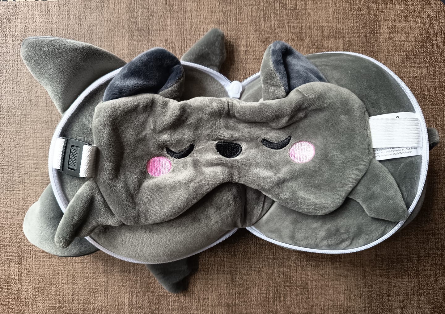 Customer photo review of Fledermaus Reisekissen mit Schlafmaske – Magischer Reisebegleiter