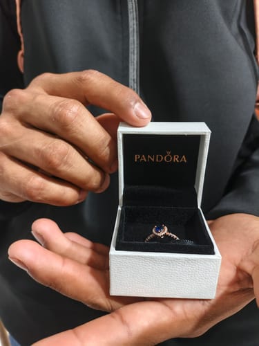 Customer photo review of ANILLO DESLUMBRANTE PROMESA CORAZÓN AZUL PANDORA ROSE GOLD 14K