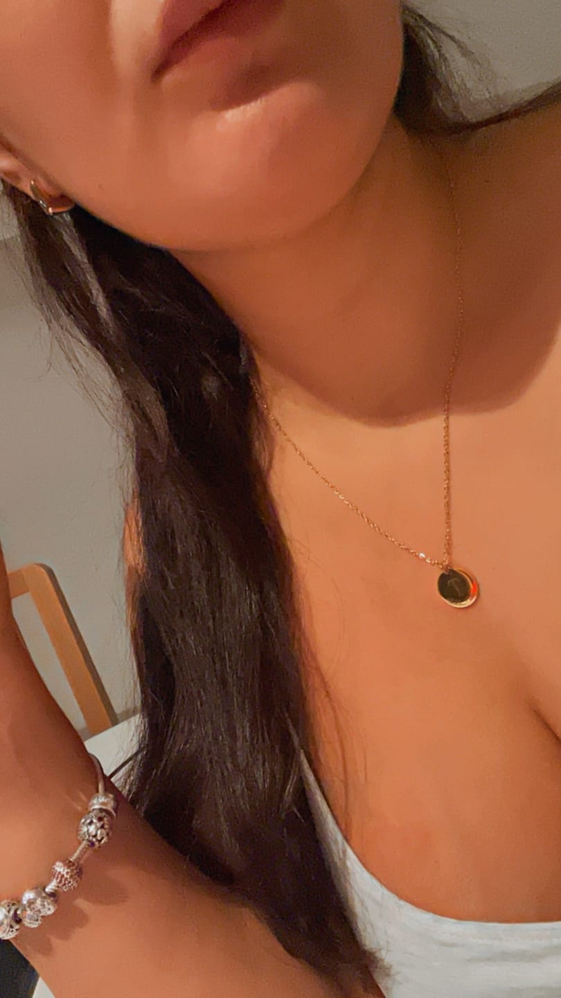 Customer photo review of Colar Inicial Com Data
