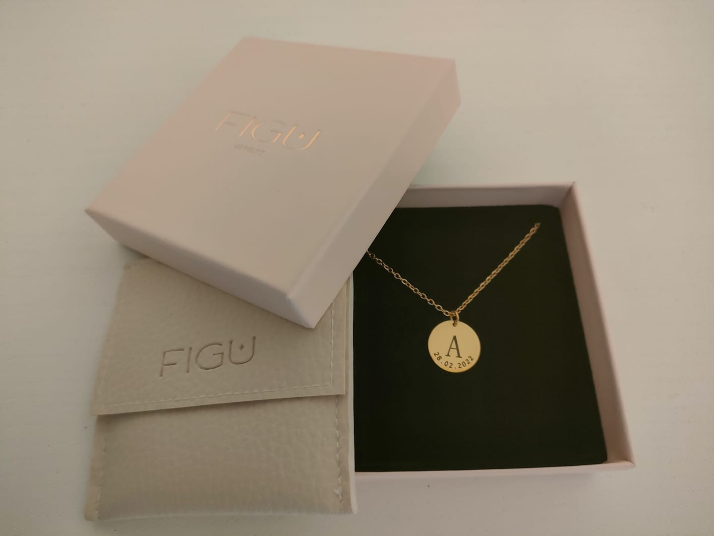Customer photo review of Colar Inicial Com Data