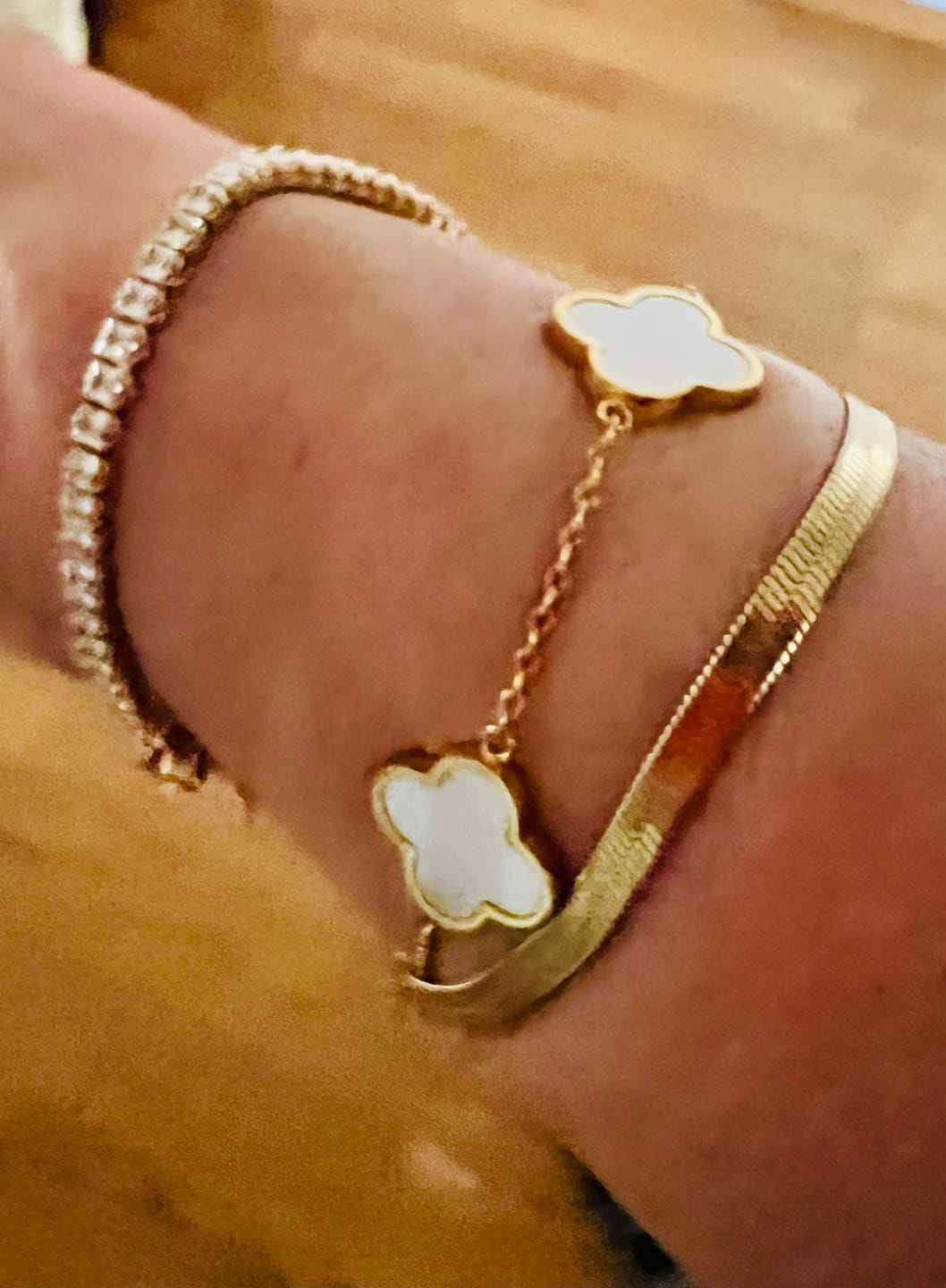 Customer photo review of Clover Perlmutt Armband | 18K vergoldet