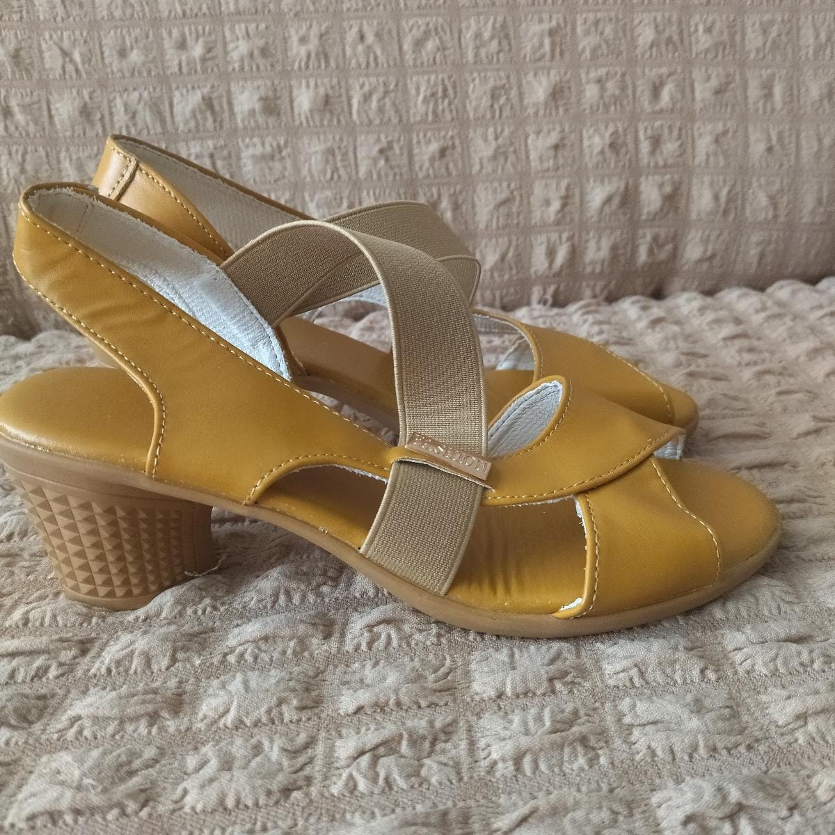 Customer photo review of Sandales élégantes à talon carré