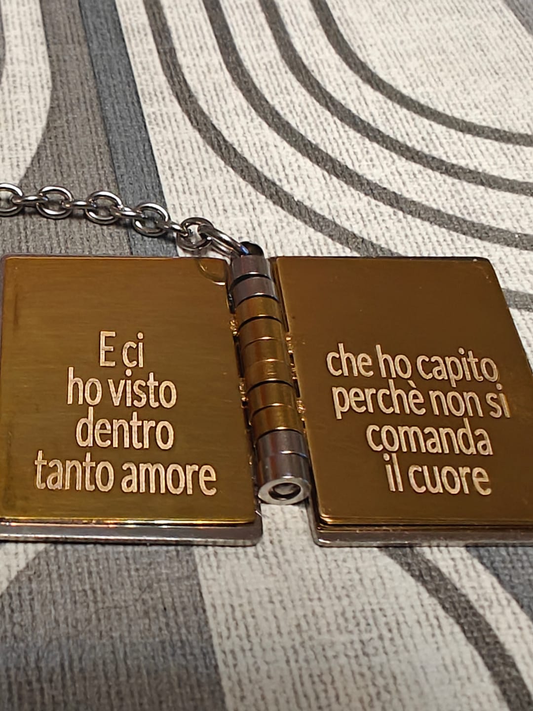 Customer photo review of Portachiavi/Collana Book - Ho guardato dentro un emozione