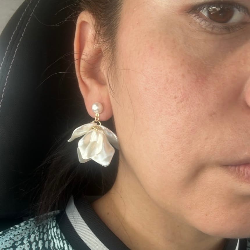 Customer photo review of Par Arete Perla Con Petalos Flor Blancos