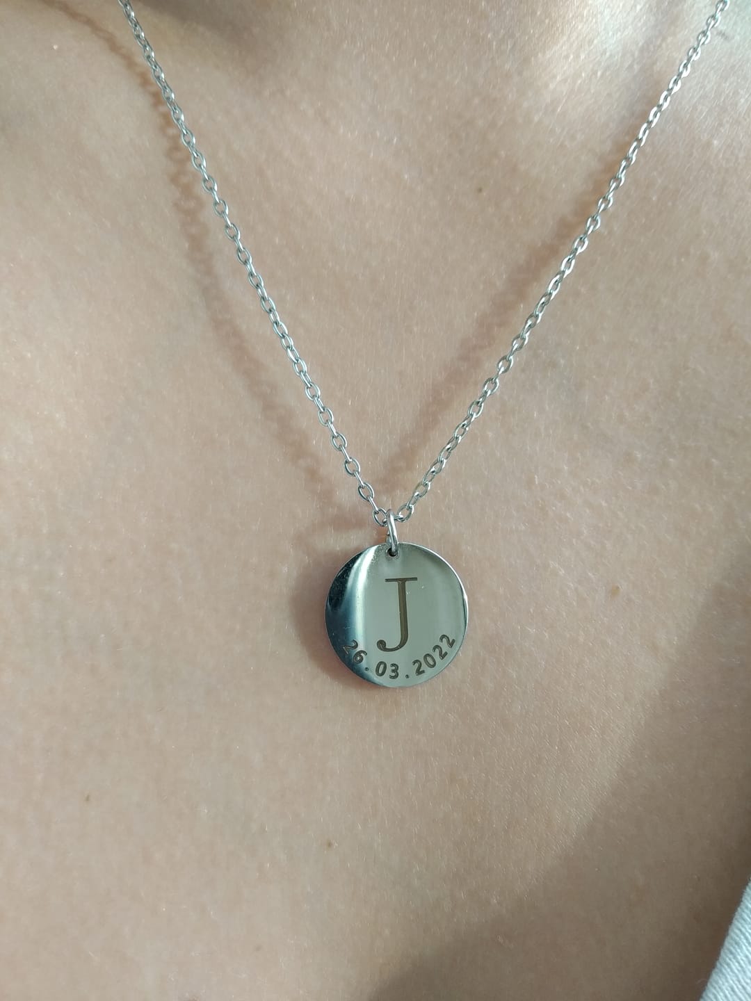 Customer photo review of Colar Inicial Com Data