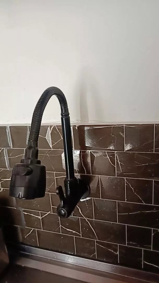 Customer photo review of Torneira Para Cozinha De Parede Monocomando