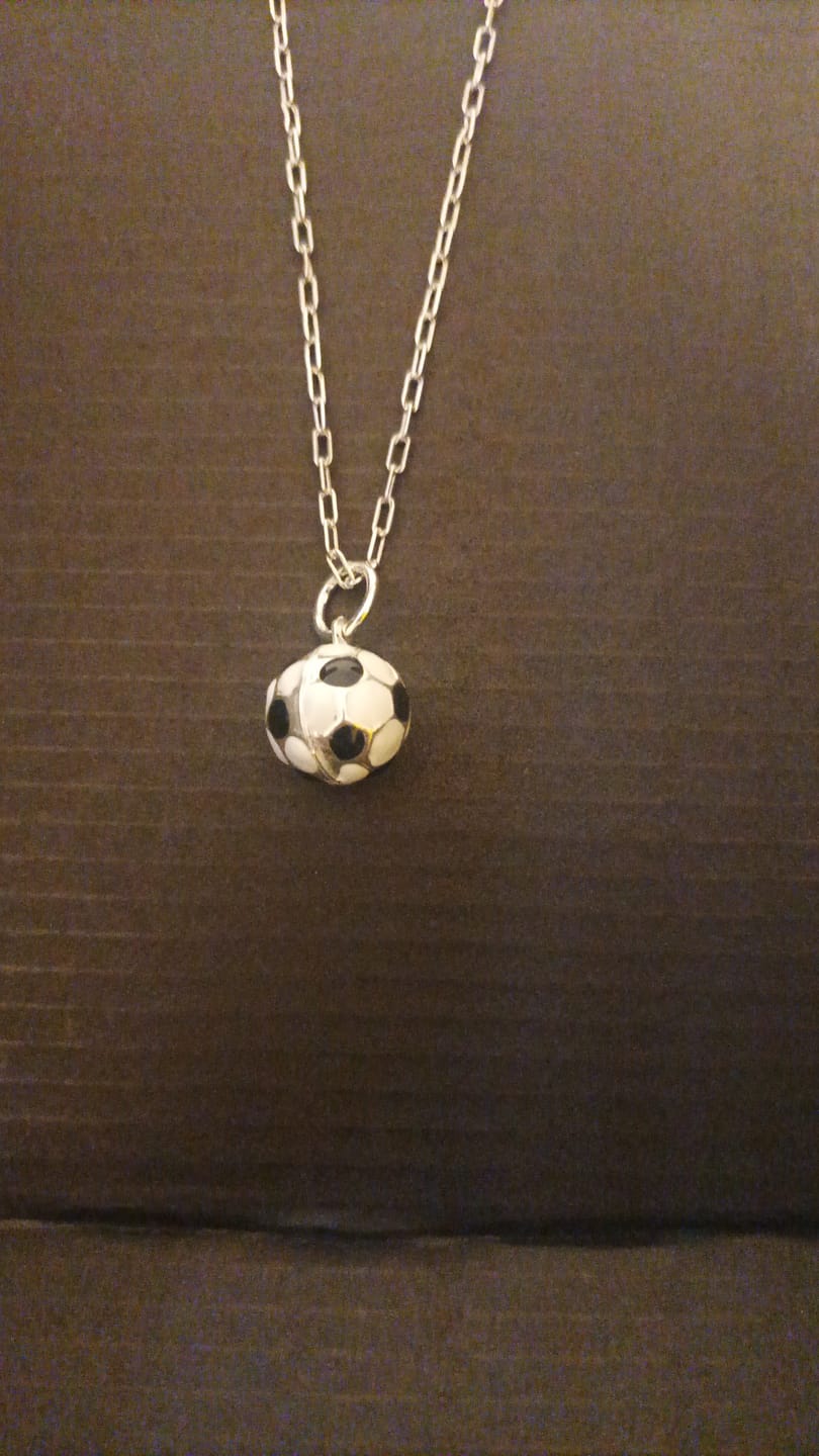 Customer photo review of Colgante Pelota de Fútbol Esmaltado