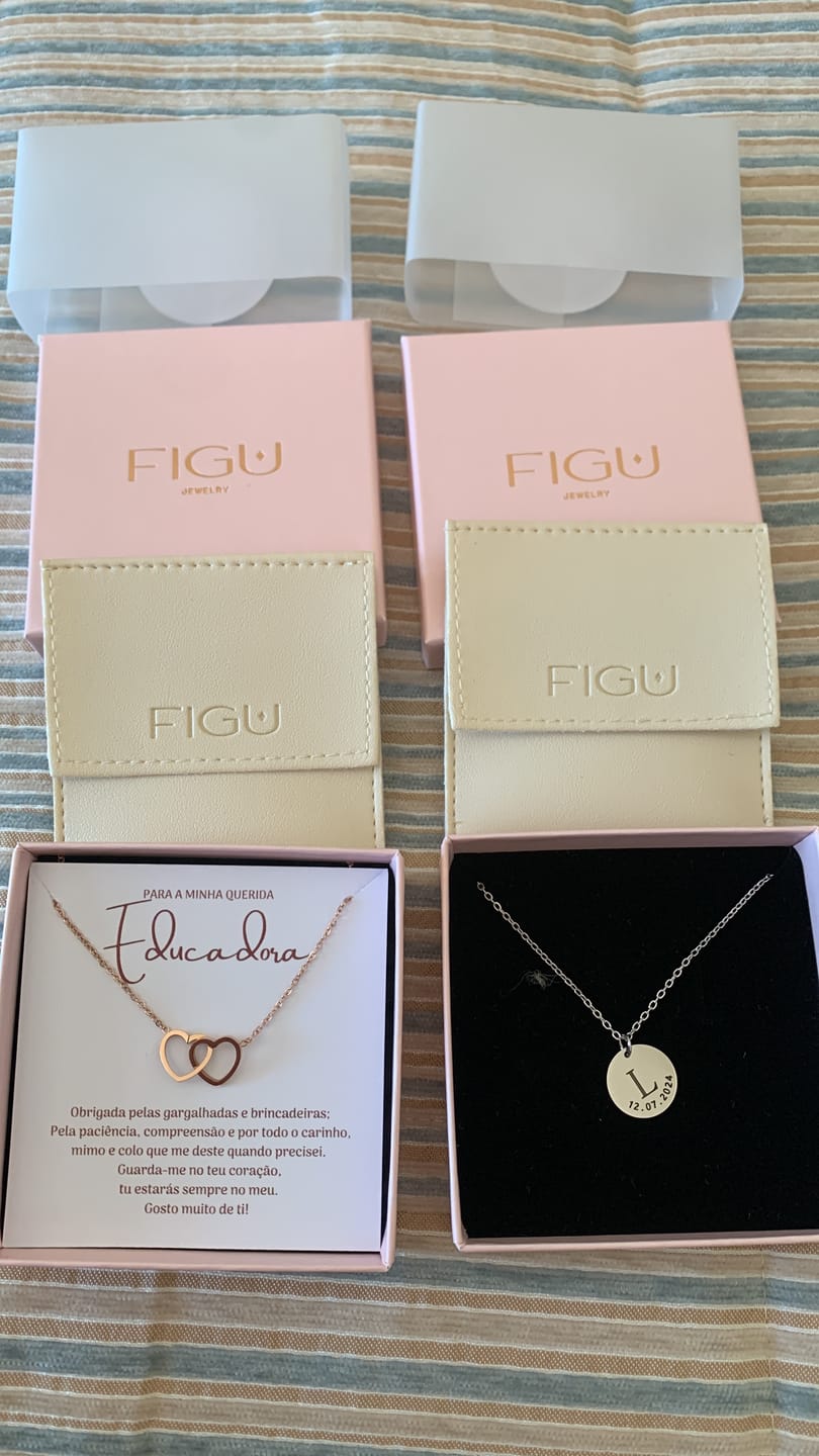 Customer photo review of Colar Inicial Com Data
