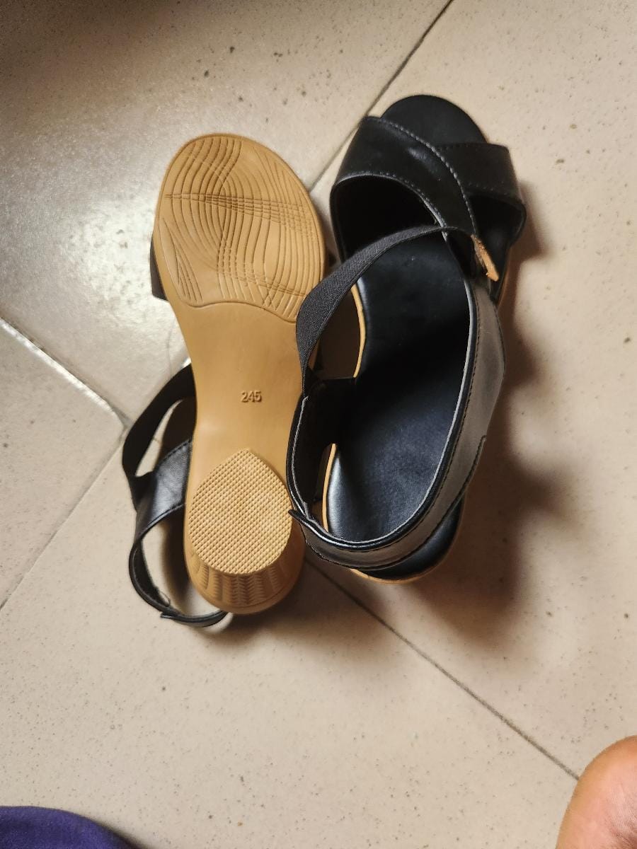 Customer photo review of Sandales élégantes à talon carré