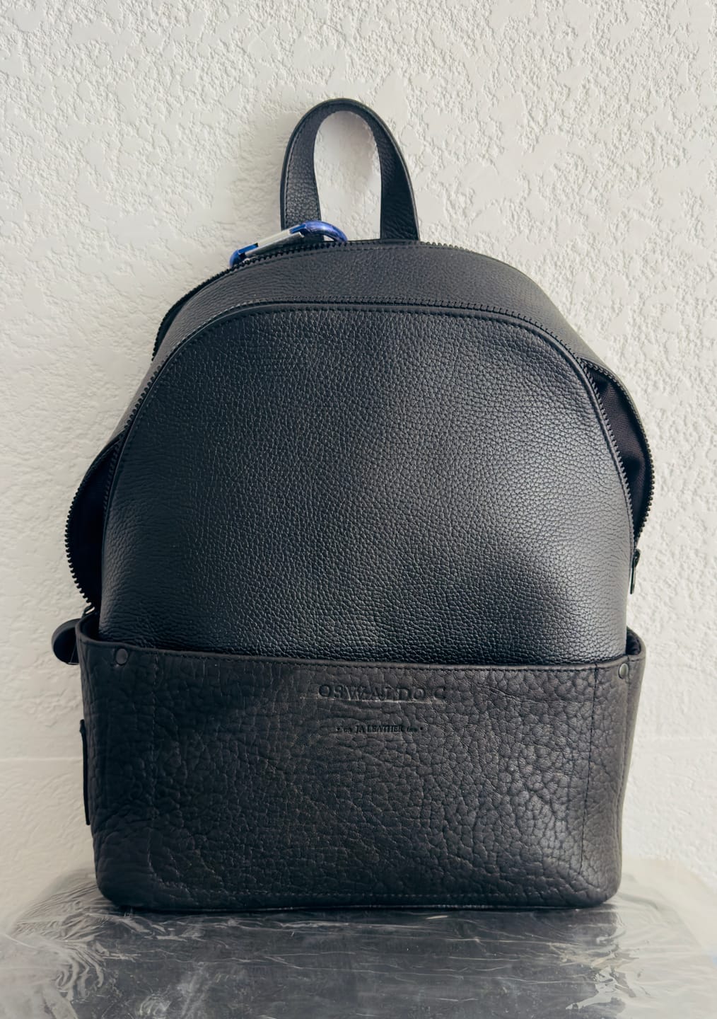 Customer photo review of Mochila de piel cuello de toro negro