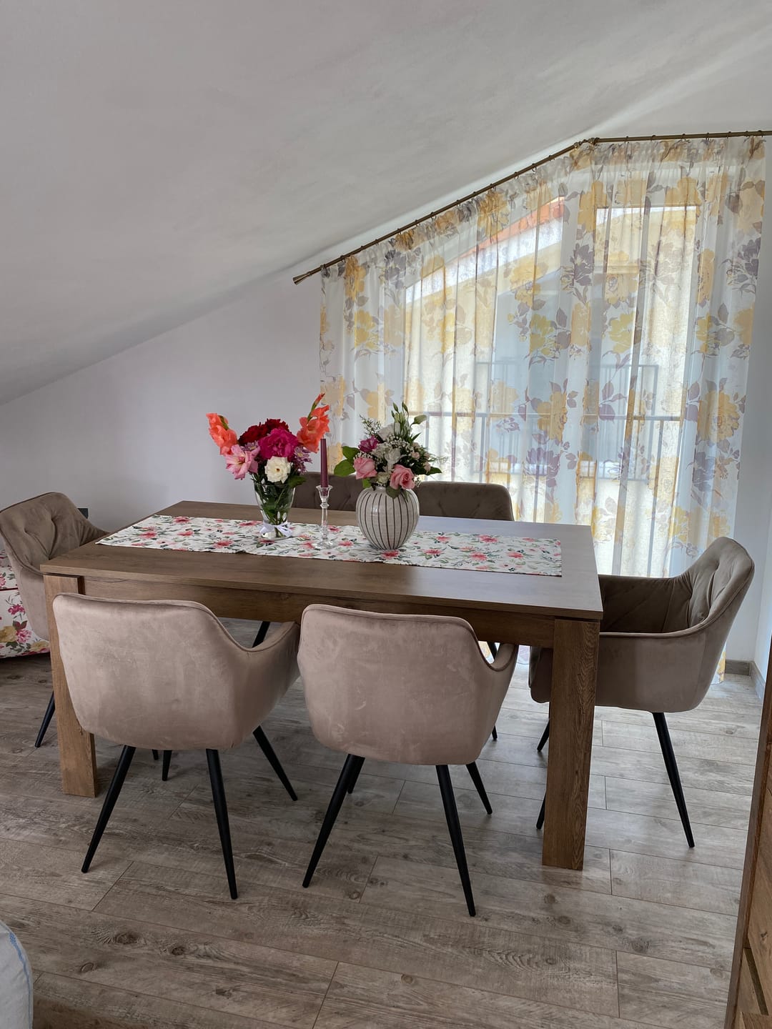 Customer photo review of Scaun de sufragerie tapitat MANGO, bej/negru, stofa catifelata/metal, 57x45x83 cm