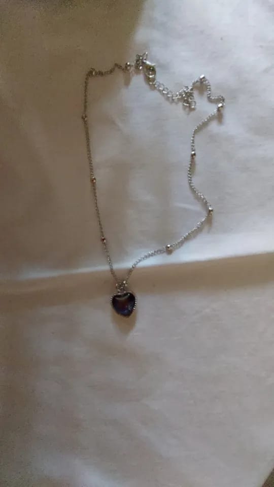 Customer photo review of Collar Corazón Cambia Color