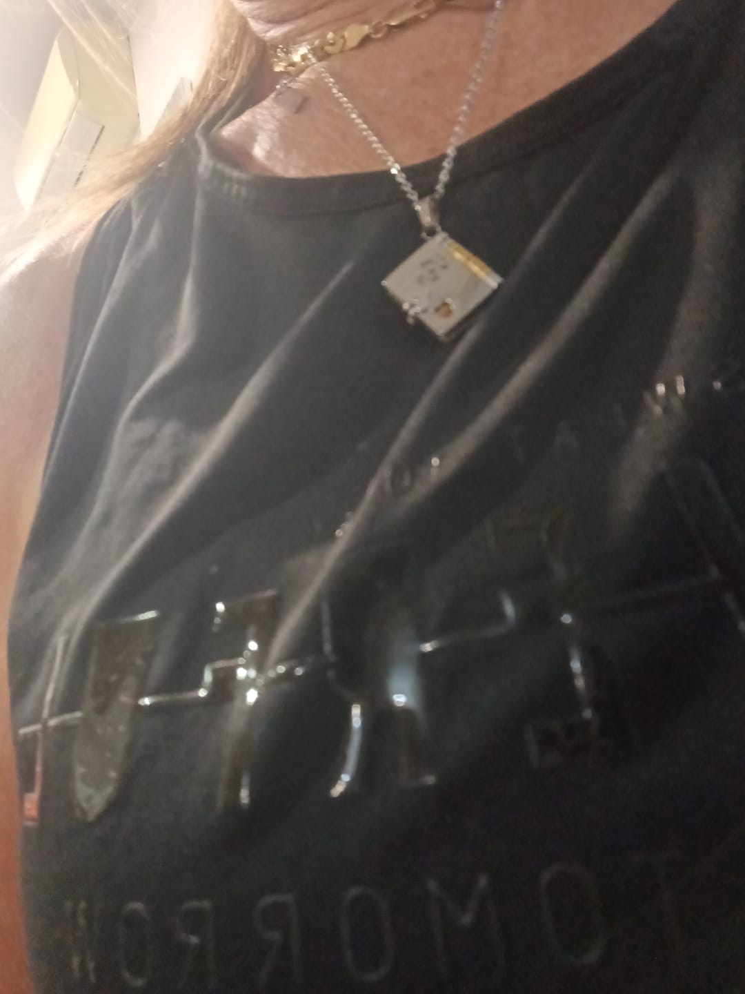 Customer photo review of Portachiavi/Collana Book - Ho guardato dentro un emozione