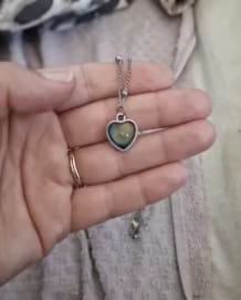 Customer photo review of Collar Corazón Cambia Color