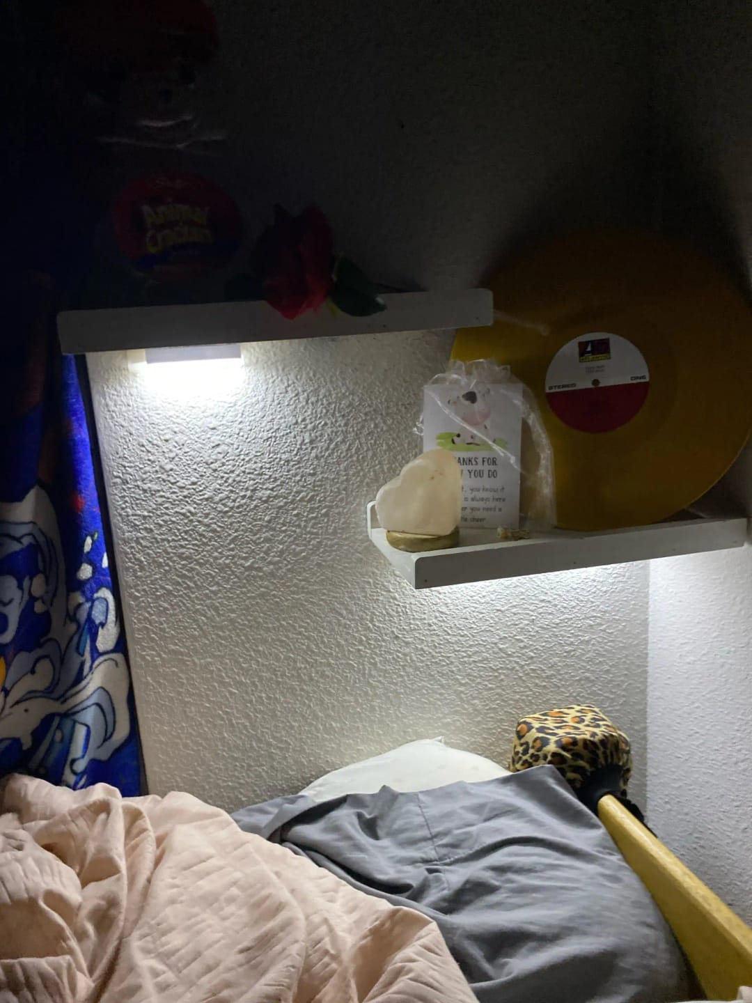 Customer photo review of Juego de 2 Estantes Flotantes de Madera Rústica de Pared Hogaris™