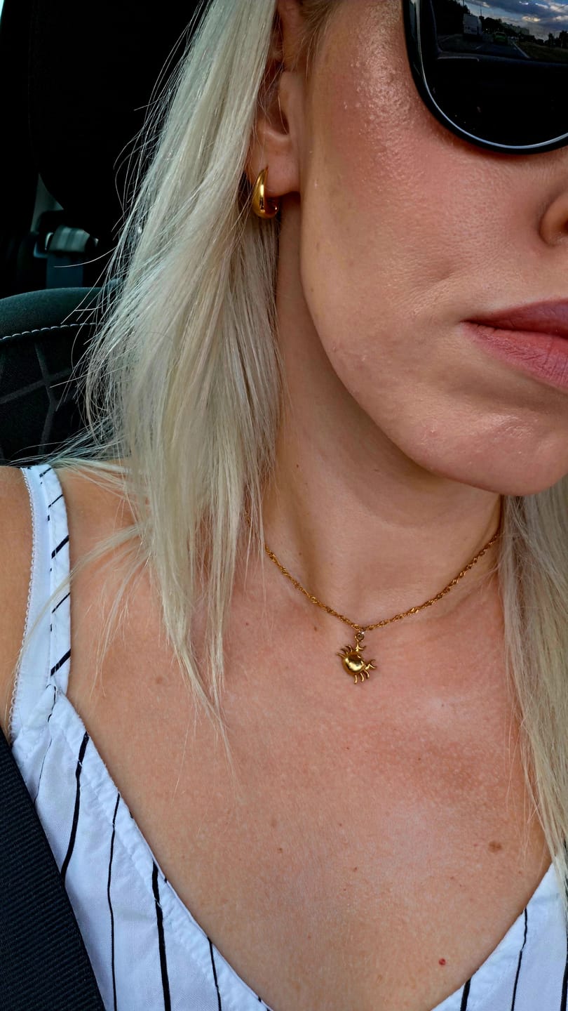 Customer photo review of Clea - Crab Necklace Stainless Steel