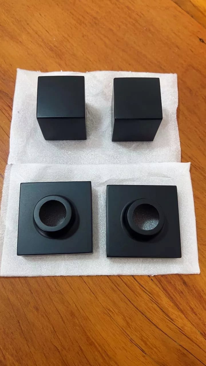 Customer photo review of Acabamento Quadrado Para Registro Chuveiro Pressão / Gaveta 1/2 e 3/4 Preto 100% Metal Padrão Deca