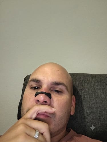 Reviewer wearing a black TERVENCE® nose strip
