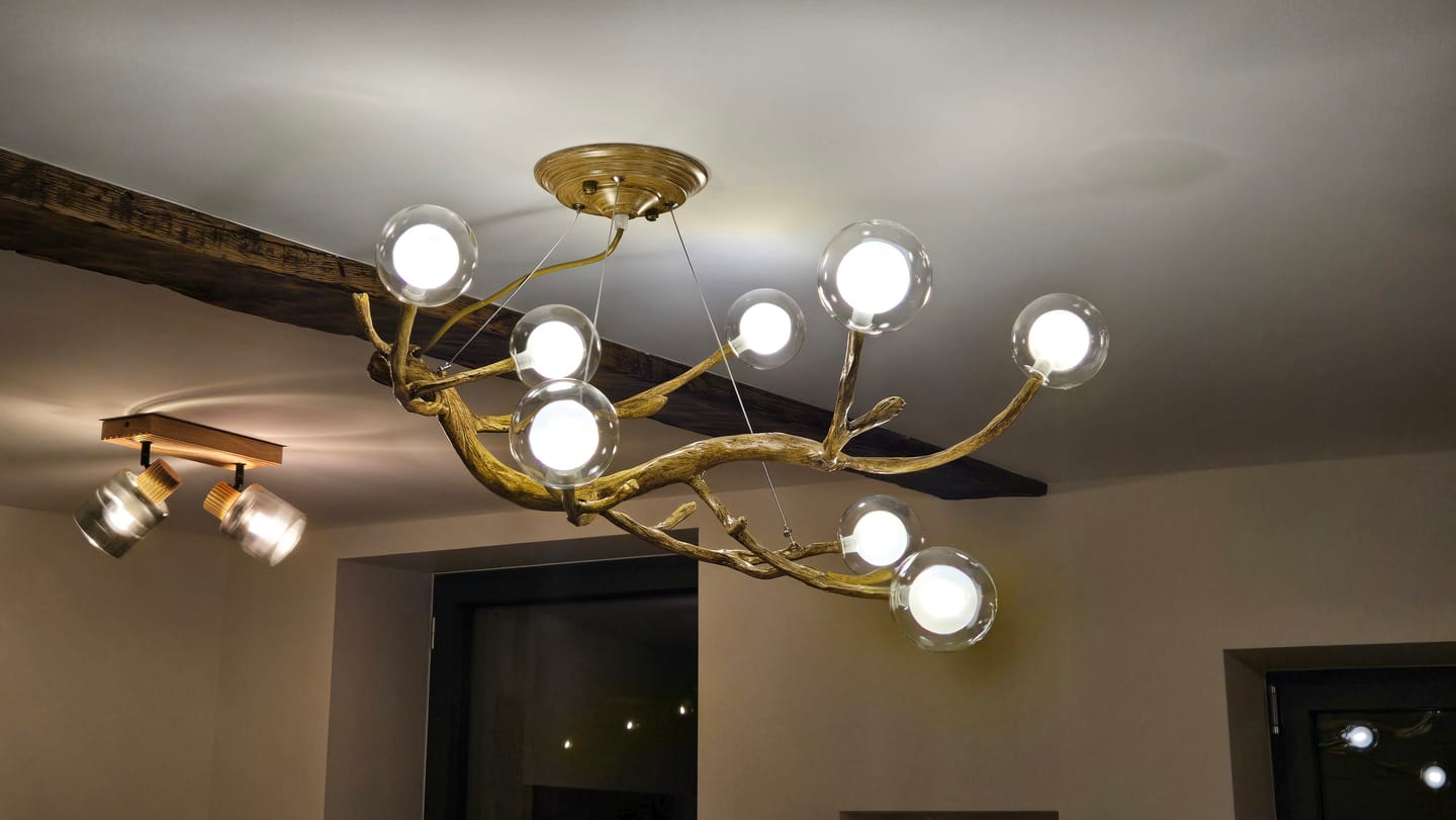 Customer photo review of Lustre branche d'arbre à sphères lumineuses | Élégance rustique & design naturel