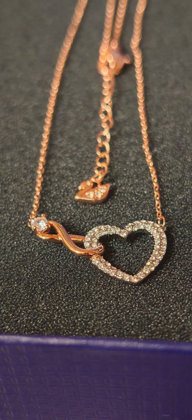 Customer photo review of COLLAR CORAZON INFINITO SWAROVSKI ORO ROSA + KIT DE REGALO