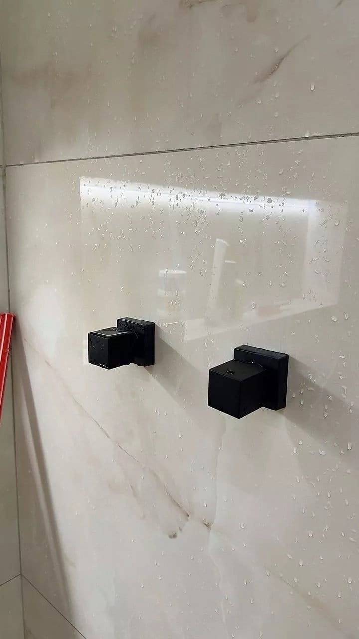 Customer photo review of Acabamento Quadrado Para Registro Chuveiro Pressão / Gaveta 1/2 e 3/4 Preto 100% Metal Padrão Deca