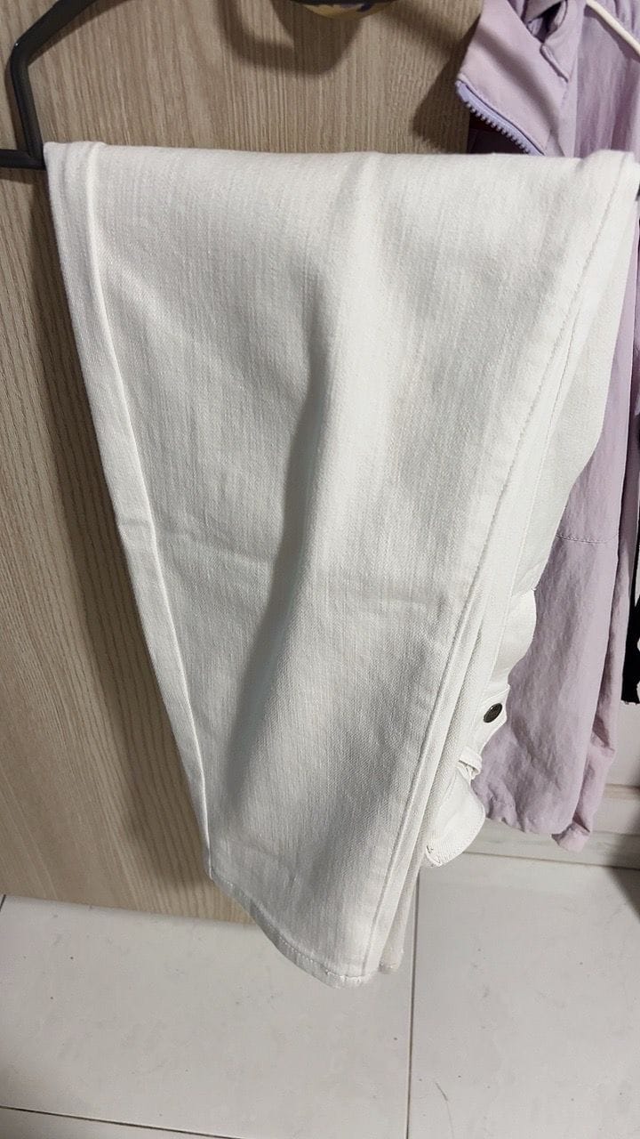 Customer photo review of BW High Waisted Ankle-Length Mom Denim Jeans