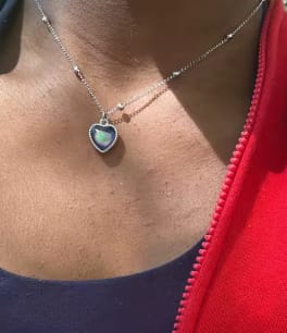 Customer photo review of Collar Corazón Cambia Color