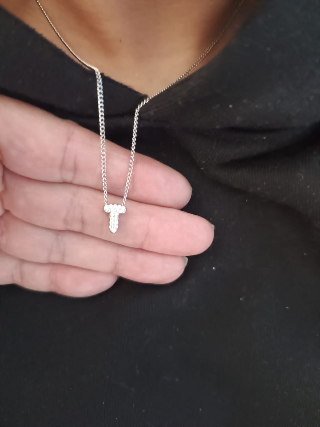Customer photo review of Collar Plateado Inicial Mini Bubble Zirconias