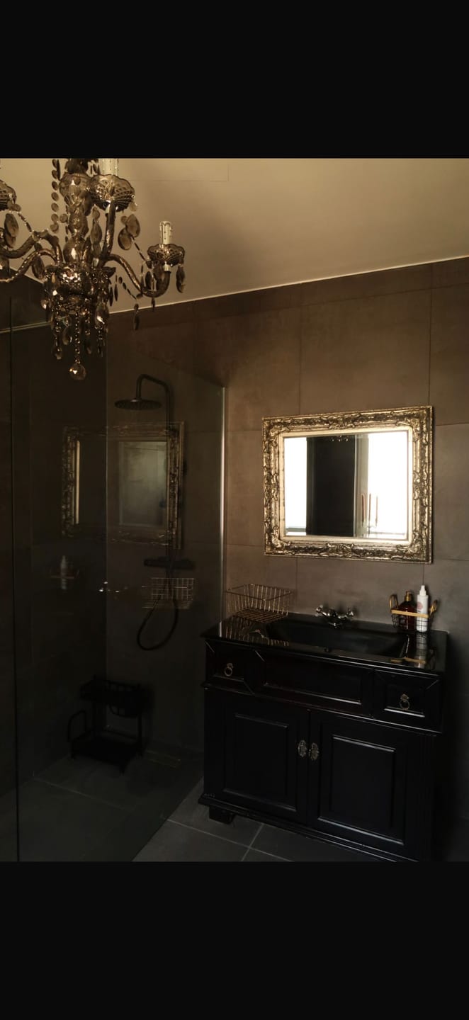 Customer photo review of SONNI Begehbare Dusche Duschabtrennung Duschwand 10mm Schwarz Duschabtrennung Duschkabine Nano ESG 80-140cm