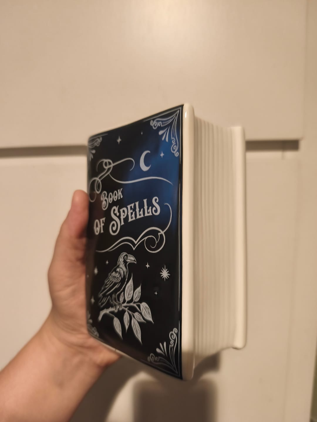 Customer photo review of Spellbook Vase – Keramik Zauberbuch für Blumen & Summerween-Vibes