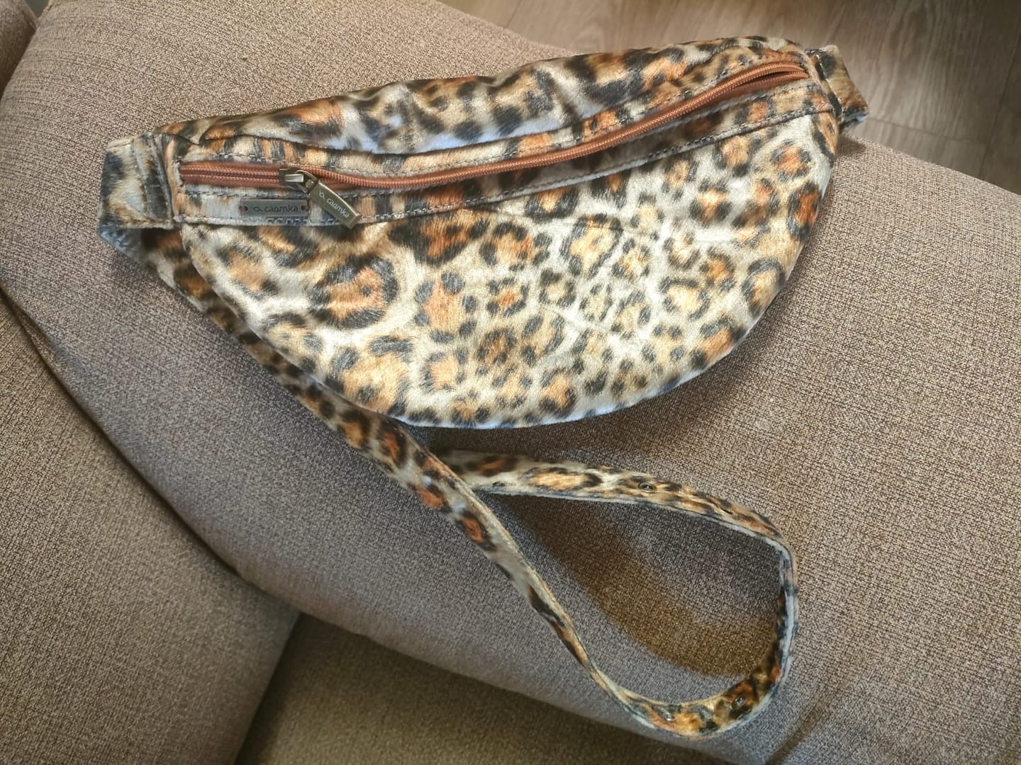 Customer photo review of Riñonera - Bandolera Retrochic Mónica “Wild Leopard” · Pieza Única Núm. 19160