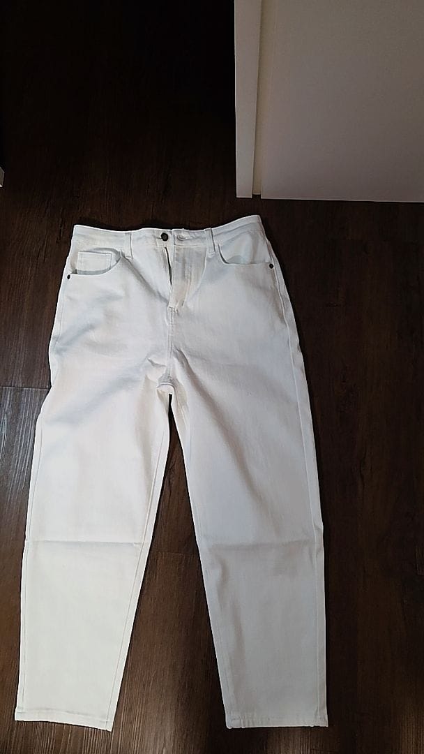 Customer photo review of BW High Waisted Ankle-Length Mom Denim Jeans