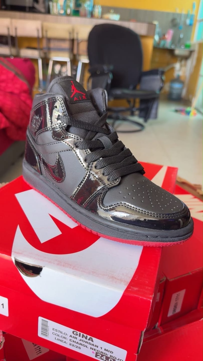 Customer photo review of Tenis Retro 1 Charol Negro Suela Rojo