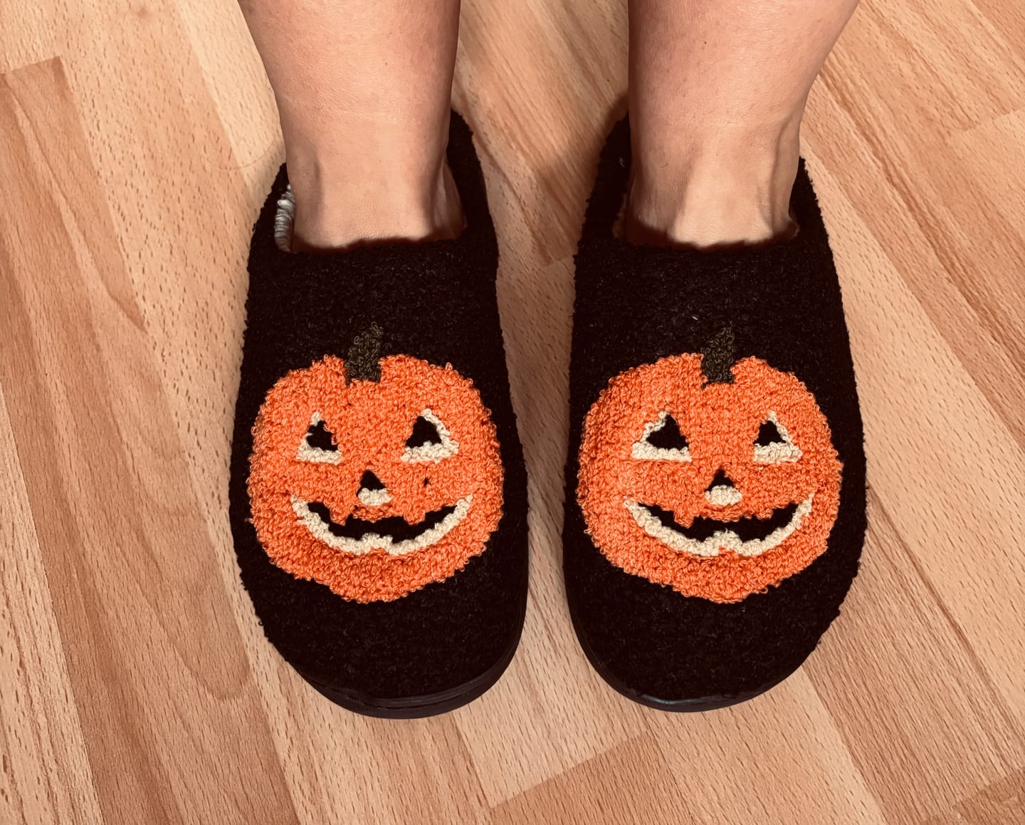 Customer photo review of Halloween Hausschuhe Schwarz mit großem Kürbis Motiv – Flauschige Slipper