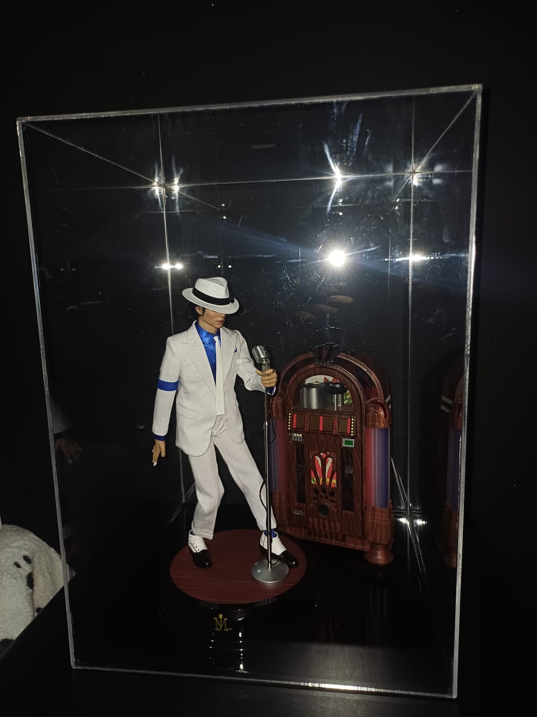 Customer photo review of MJ - Smooth Criminal 1/6 Collectible Figure